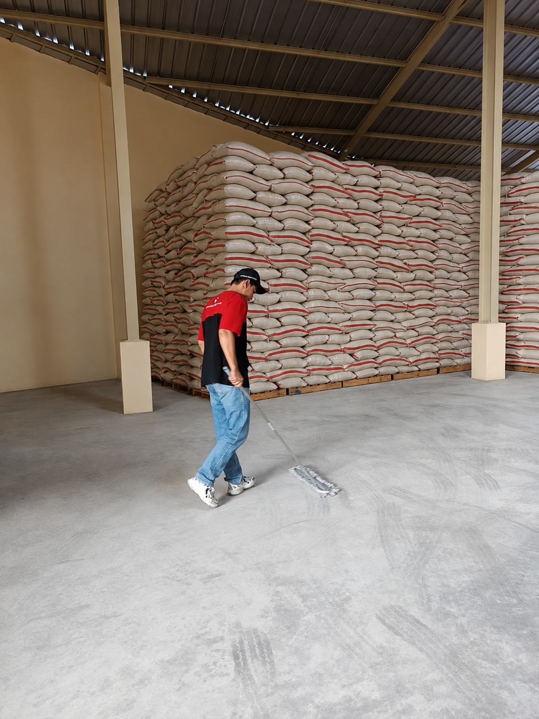 Menjaga Kebersihan Gudang