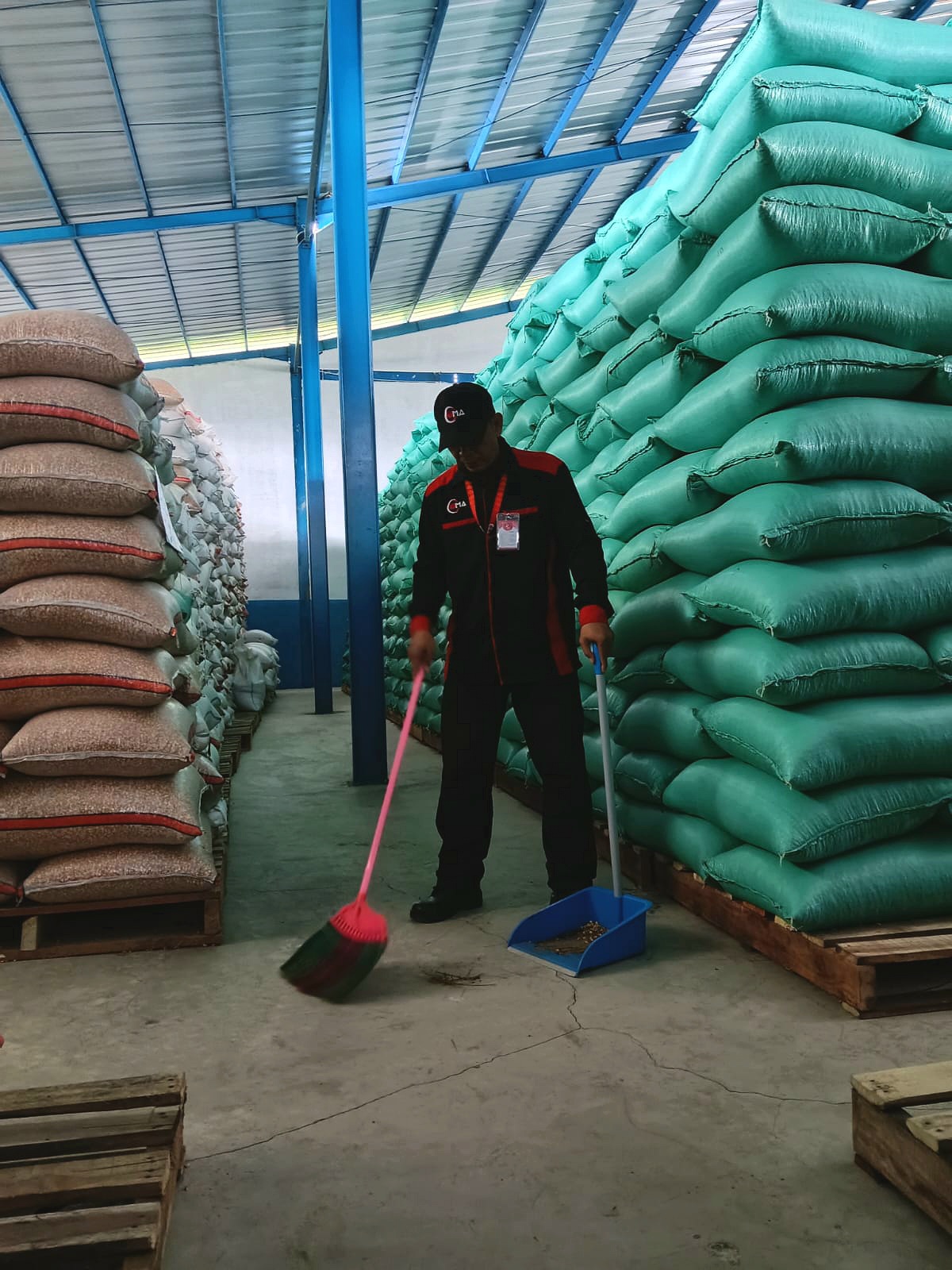 Menjaga Kebersihan Gudang